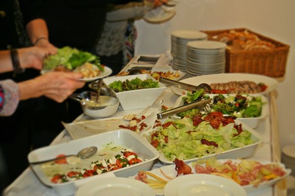 Guide complet pour sélectionner entre cocktail, dîner assis ou buffet